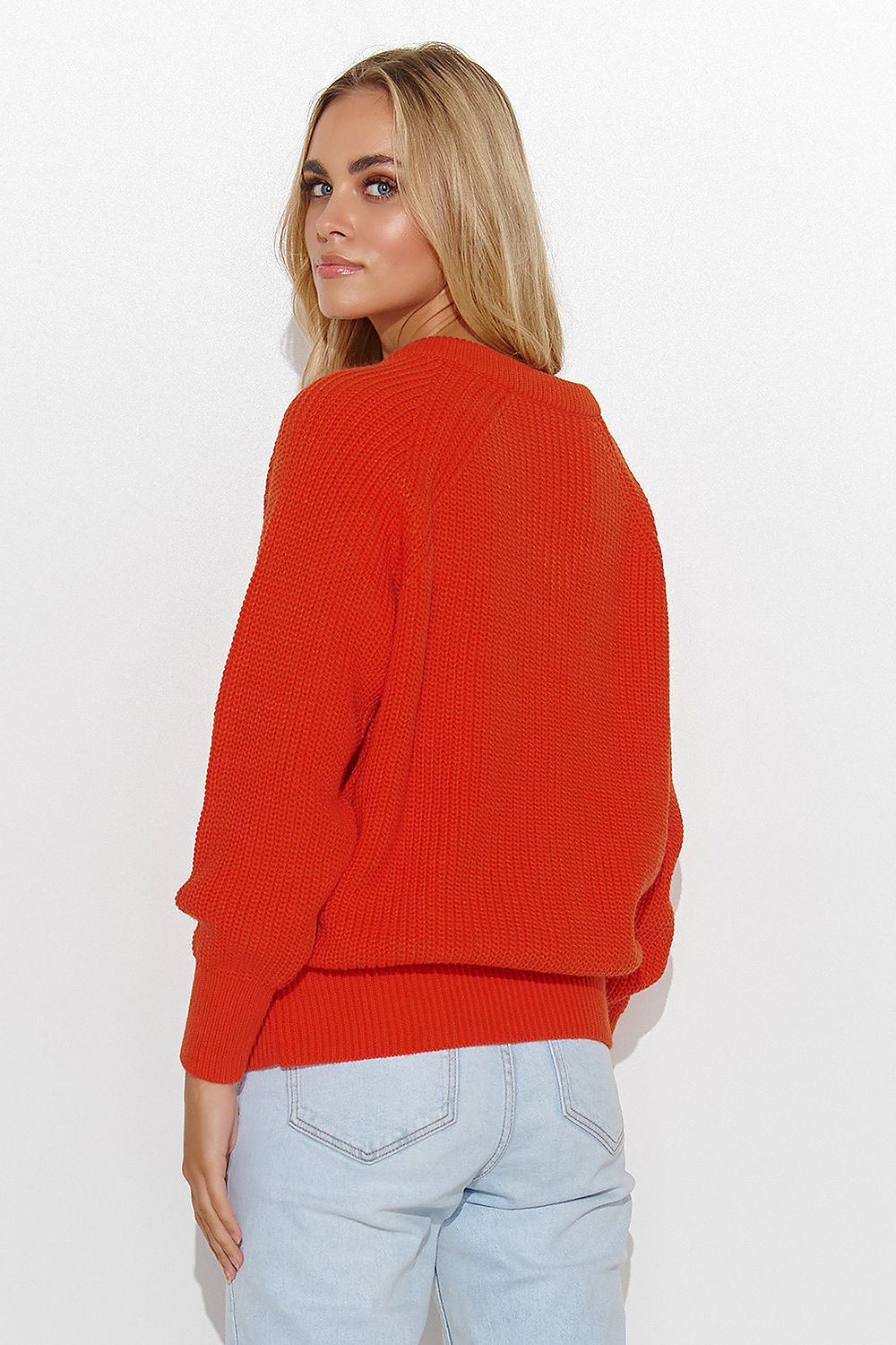 Pullover mit Herzausschnitt in Orange, Rückansicht – stylisches Herbstoutfit