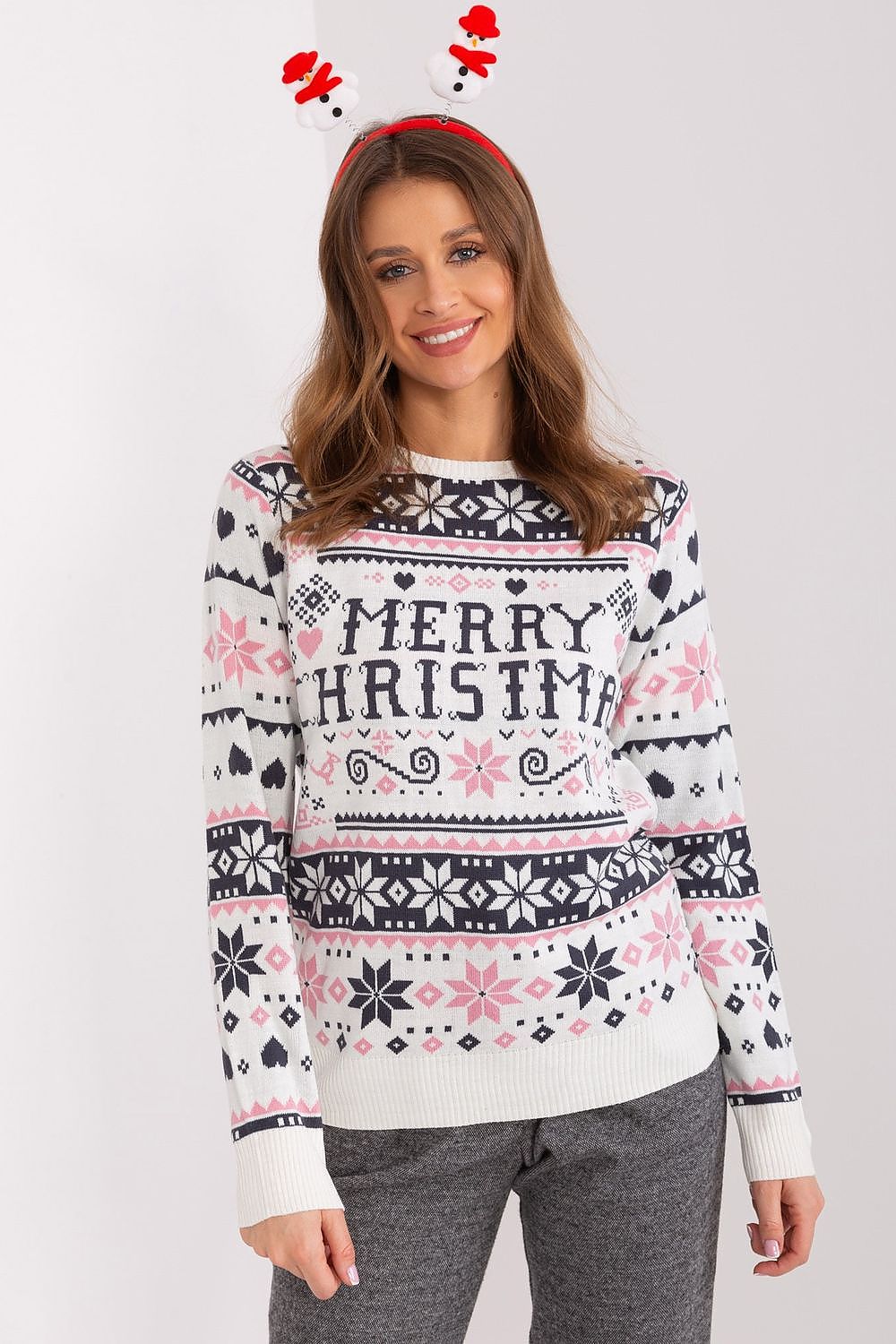 Grau-rosa Weihnachtspullover mit ‚Merry Christmas‘ Schriftzug, Frontansicht – kuscheliger Winterpullover