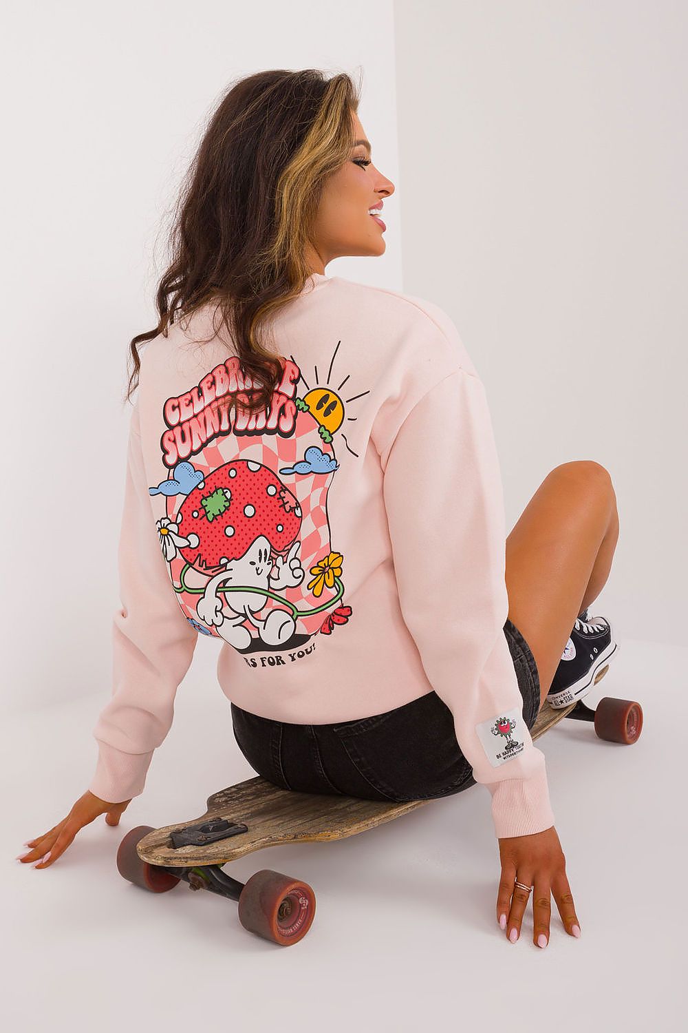 Rosafarbener Damen-Sweater ‚Sunny Days‘ mit Rückenprint – Rückansicht, ideal für Streetstyle und Freizeit