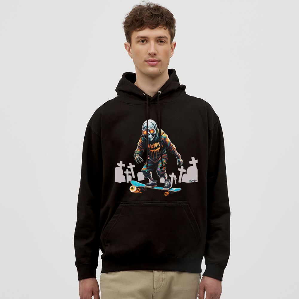 Schwarzer Unisex-Hoodie mit gruseligem Mumien-Motiv, perfekt für Halloween, getragen von einem Modell – Frontansicht.