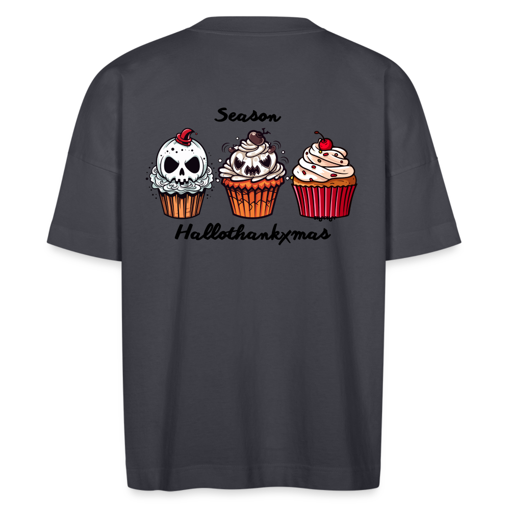 Indigoblaues Oversize T-Shirt mit „ThanksXmas“-Aufdruck, kombiniert Halloween- und Weihnachtsmotive.