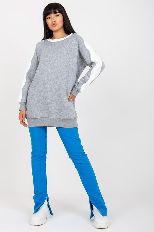 Grauer Damen-Sweater ‚Urban Vibes‘ mit Kontraststreifen, Frontansicht – sportlicher Freizeitpullover