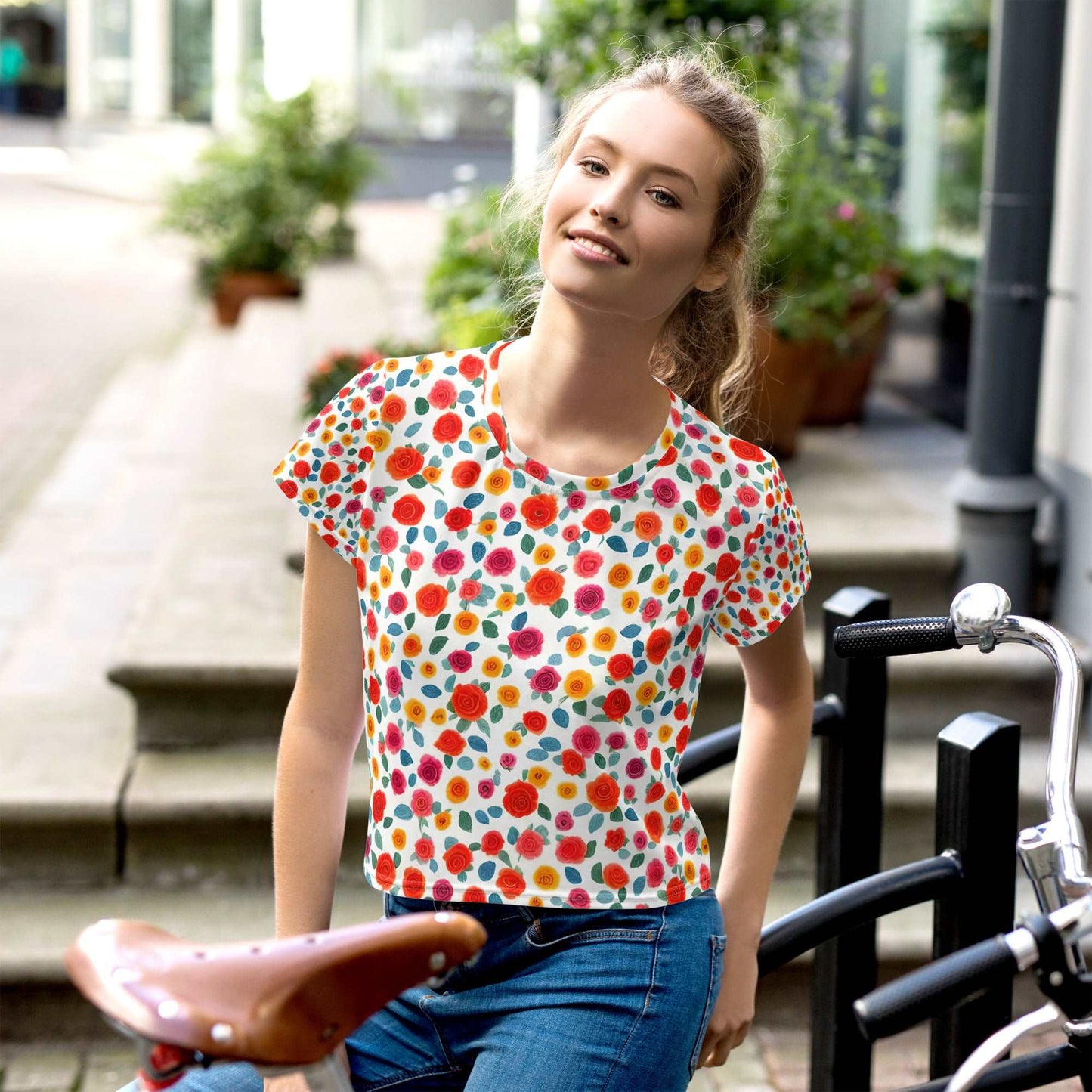 Bauchfreies T-Shirt mit mini Rosen