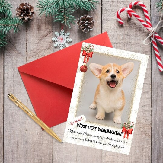 Mockup eines lustigen Magnetfotos zu Weihnachten mit fröhlichem Hund und festlichem Accessoire, mit rotem Umschlag und weihnachtlicher 