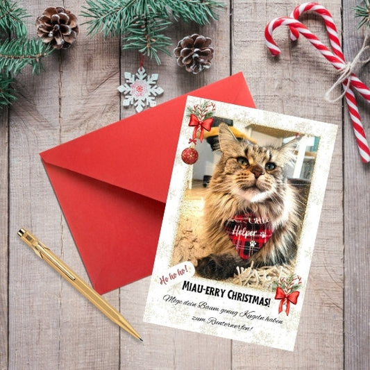 Mockup eines lustigen Magnetfotos zu Weihnachten mit süßer Katze und festlichem Accessoire, mit rotem Umschlag und weihnachtlicher Dekoration